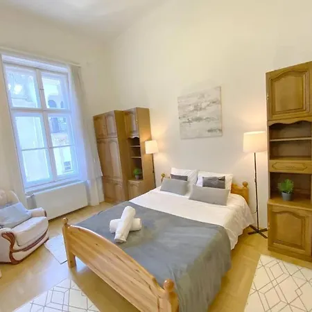 Spacious Andrassy דירה *