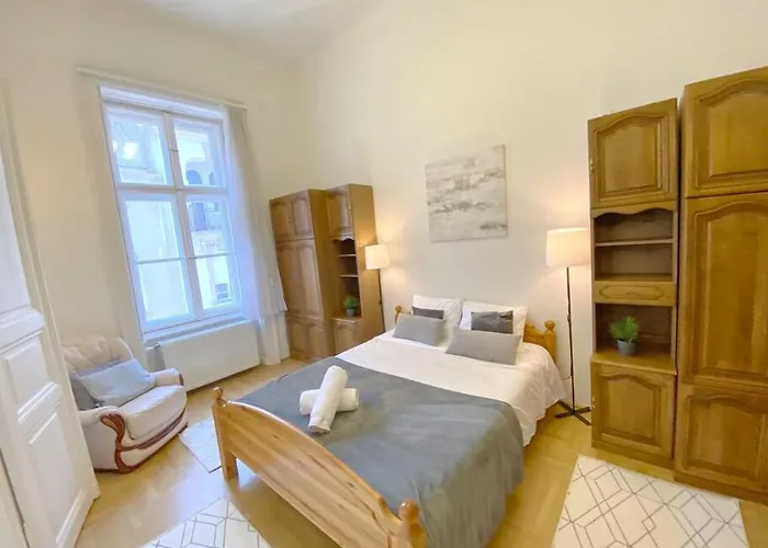 Spacious Andrassy Apartament *